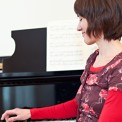 Barbara Prinz vor Klavier