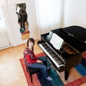 Barbara Prinz vor Klavier